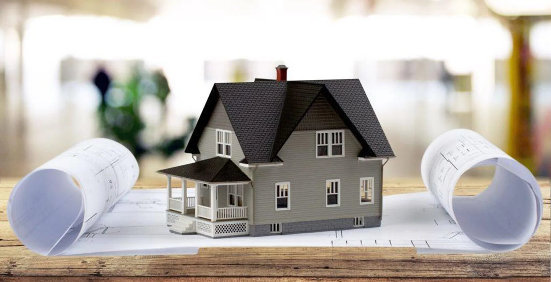 Miniatura de casa sobre planta arquitetônica